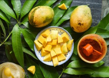 Foods to Avoid with Mango in 2025: आम के साथ न खाएं ये 5 चीजें, बचें पाचन समस्याओं और एलर्जी से—जानें सही तरीका