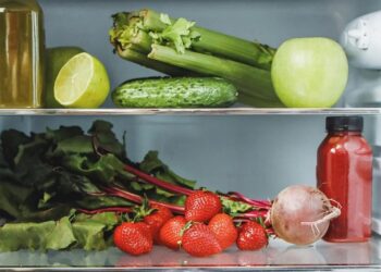 Fruits to avoid keeping in fridge: गर्मियों में इन 7 फलों और सब्जियों को भूलकर भी फ्रिज में न रखें, बचाएं स्वाद और पोषण