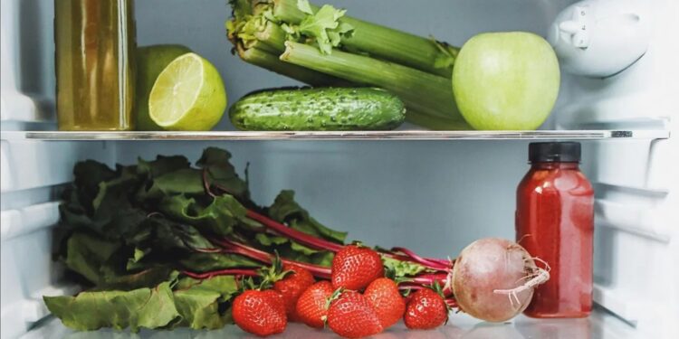 Fruits to avoid keeping in fridge: गर्मियों में इन 7 फलों और सब्जियों को भूलकर भी फ्रिज में न रखें, बचाएं स्वाद और पोषण