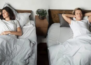 Sleep Divorce: साथ रहते हुए अलग सोना? जानिए क्यों बढ़ रही है स्लीप डिवोर्स की ट्रेंड!