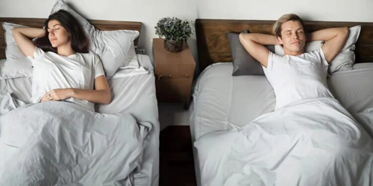 Sleep Divorce: साथ रहते हुए अलग सोना? जानिए क्यों बढ़ रही है स्लीप डिवोर्स की ट्रेंड!