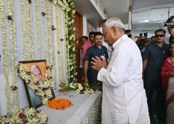 Nitish Kumar News: CM नीतीश ने दी श्रद्धांजलि, जदयू नेता मनीष वर्मा के पिता की पुण्यतिथि पर भावुक हुए मुख्यमंत्री!