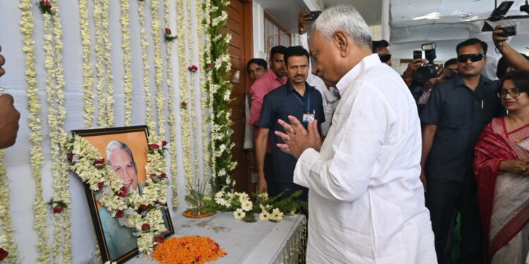 Nitish Kumar News: CM नीतीश ने दी श्रद्धांजलि, जदयू नेता मनीष वर्मा के पिता की पुण्यतिथि पर भावुक हुए मुख्यमंत्री!