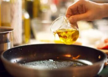 Cooking Oil and Cancer Risk: खाना पकाने का तेल या कैंसर का कारण? जानें वो 3 आम तेल जो बढ़ा सकते हैं ब्रेस्ट कैंसर का खतरा!