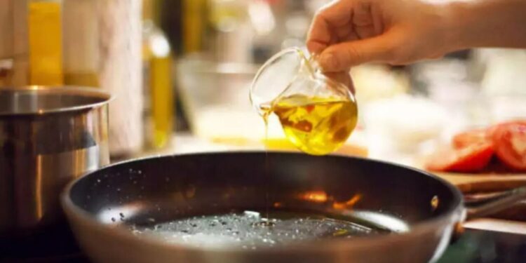 Cooking Oil and Cancer Risk: खाना पकाने का तेल या कैंसर का कारण? जानें वो 3 आम तेल जो बढ़ा सकते हैं ब्रेस्ट कैंसर का खतरा!