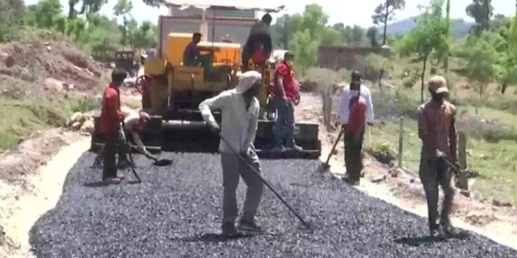 Bihar Rural Roads 2025: बिहार में 6043 किमी ग्रामीण सड़कों की मरम्मत पूरी, ₹3059 करोड़ खर्च — ग्रामीण संपर्क में बड़ा सुधार