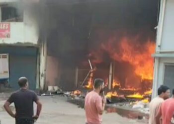 Bilaspur news: बिलासपुर में भीषण आग, 13 करोड़ के ड्राय फ्रूट जलकर खाक, व्यापारी सदमे में!