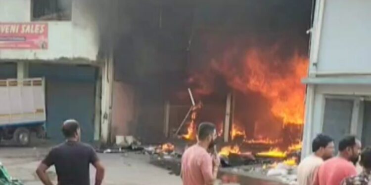 Bilaspur news: बिलासपुर में भीषण आग, 13 करोड़ के ड्राय फ्रूट जलकर खाक, व्यापारी सदमे में!