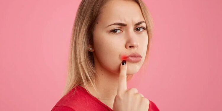 Nutritional Deficiency Signs: आपके होंठ बता रहे हैं आपकी सेहत का राज़! इन 5 संकेतों को नजरअंदाज न करें