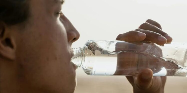 Morning Hydration: दादी की ये सलाह अब वैज्ञानिक भी मानते हैं सही – दिमाग तेज़ चाहिए तो बस ये एक काम करें!
