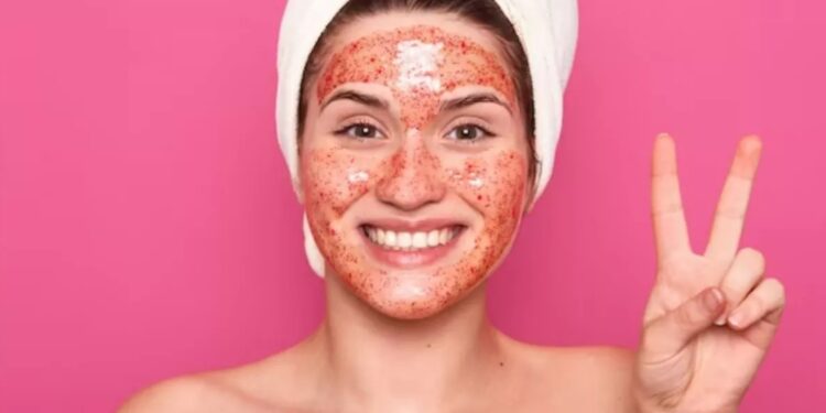 Sugar Scrub for Glowing Skin: चीनी से पाएं बेदाग-निखरी त्वचा! घर पर बनाएं ये आसान स्क्रब, जानें शानदार फायदे