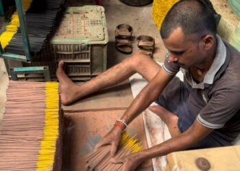 Agarbatti Banane Ka Business: अगरबत्ती बनाने का बिजनेस, कम लागत में शुरू करें, हर महीने कमाएं ₹35,000