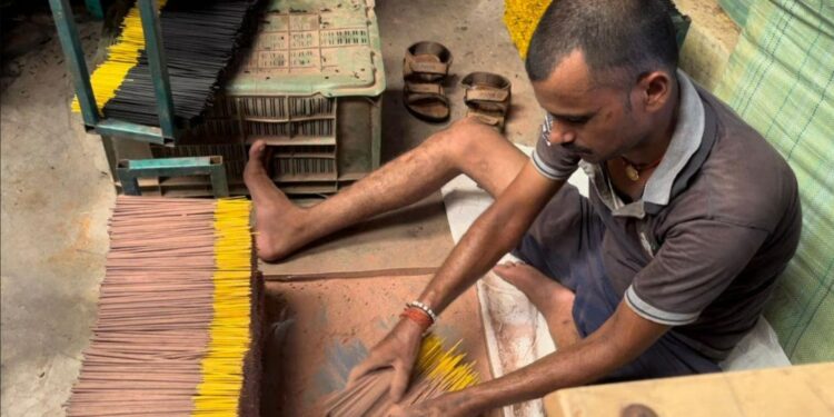 Agarbatti Banane Ka Business: अगरबत्ती बनाने का बिजनेस, कम लागत में शुरू करें, हर महीने कमाएं ₹35,000
