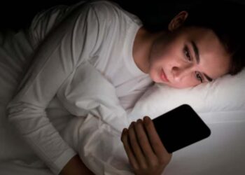 Sleep Deprivation: सोते समय मोबाइल चलाते हैं? रिसर्च में हुआ बड़ा खुलासा — अनिद्रा का खतरा 59% तक बढ़ सकता है!