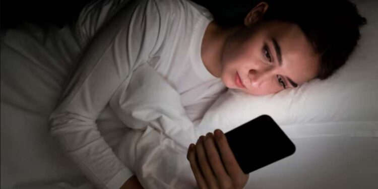 Sleep Deprivation: सोते समय मोबाइल चलाते हैं? रिसर्च में हुआ बड़ा खुलासा — अनिद्रा का खतरा 59% तक बढ़ सकता है!