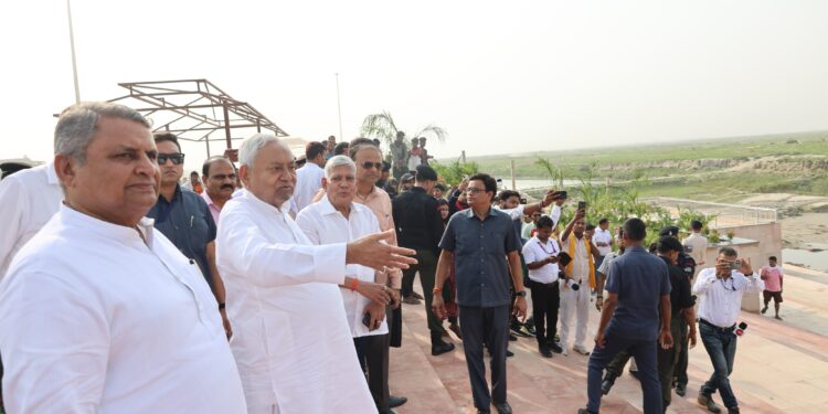Bihar Ganga Rejuvenation: बख्तियारपुर में बदल रही है गंगा की किस्मत! मुख्यमंत्री नीतीश कुमार ने किया ग्राउंड ज़ीरो से निरीक्षण