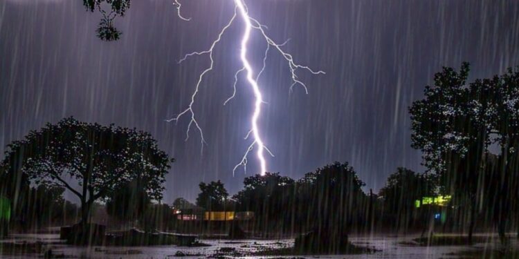 UP Weather Alert: 9 जिलों में आंधी-तूफान की चेतावनी, 23 मई से गर्मी से बड़ी राहत!