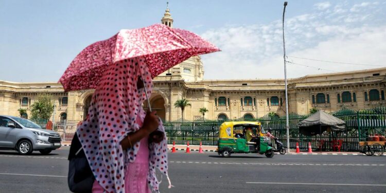 Weather Update: दिल्ली-राजस्थान में पड़ेगी भीषण गर्मी, उत्तर प्रदेश के 13 जिलों के लिए मौसम विभाग का अलर्ट