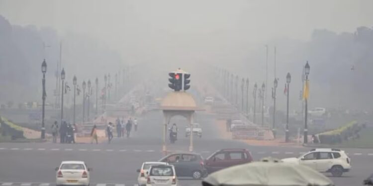 Delhi pollution news Hindi: दिल्ली में फिर लौटा ज़हर! प्रदूषण बढ़ते ही GRAP-1 लागू, कोयला-लकड़ी जलाने पर रोक, पुराने वाहन भी बैन!