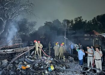 Delhi Fire: कोटला सेवा नगर बाजार में तड़के भीषण आग, 6 दुकानें खाक – बड़ा हादसा टला!