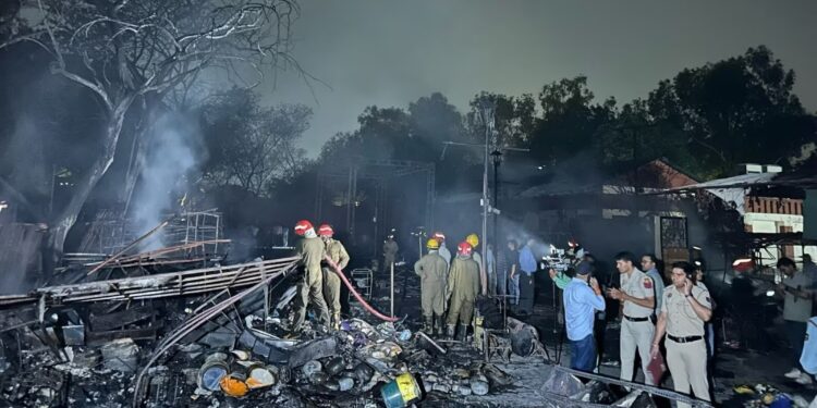 Delhi Fire: कोटला सेवा नगर बाजार में तड़के भीषण आग, 6 दुकानें खाक – बड़ा हादसा टला!