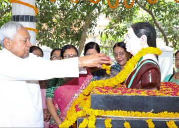 Manju Kumari Sinha: CM नीतीश कुमार ने पत्नी स्व. मंजू कुमारी सिन्हा की पुण्य तिथि पर दी श्रद्धांजलि, कल्याण बिगहा में ग्रामीणों की सुनी समस्याएं