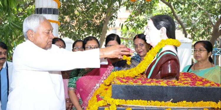 Manju Kumari Sinha: CM नीतीश कुमार ने पत्नी स्व. मंजू कुमारी सिन्हा की पुण्य तिथि पर दी श्रद्धांजलि, कल्याण बिगहा में ग्रामीणों की सुनी समस्याएं