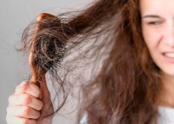 Summer hair care in Hindi: गर्मी में टूटते बालों से हैं परेशान? ये 7 देसी उपाय आपके बालों को बना देंगे रेशमी और मजबूत!