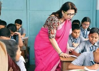Teacher of the Month Bihar: बिहार में 61 गुरुजी बनें शिक्षा के सितारे! सरकार ने किया ‘Teacher of the Month’ से सम्मानित