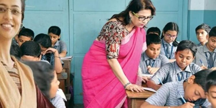 Teacher of the Month Bihar: बिहार में 61 गुरुजी बनें शिक्षा के सितारे! सरकार ने किया ‘Teacher of the Month’ से सम्मानित