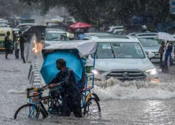 Delhi Rain Today: तेज आंधी और बारिश ने मचाया कहर, IMD ने जारी किया रेड अलर्ट, जानें मौसम का ताजा हाल