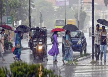 Delhi NCR Weather: दिल्ली-NCR में आज फिर बरसेगी बारिश! IMD ने जारी किया ऑरेंज अलर्ट, 60 km/h तक चल सकती हैं तेज हवाएं