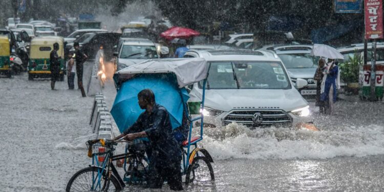 Delhi Rain Today: तेज आंधी और बारिश ने मचाया कहर, IMD ने जारी किया रेड अलर्ट, जानें मौसम का ताजा हाल