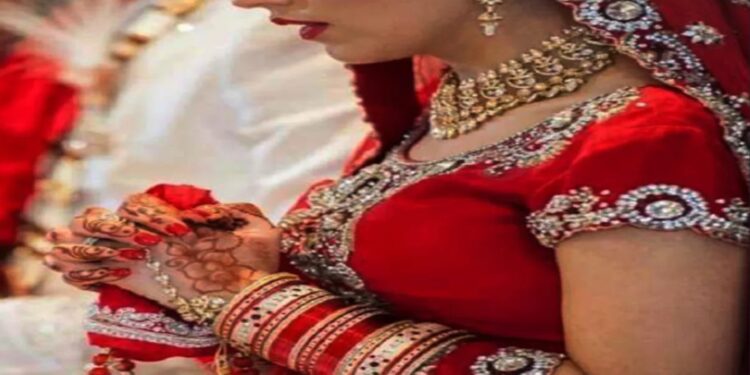 Jamui Dulhan News: फिल्मी स्टाइल में दुल्हन हुई फरार! दूल्हा लाया पानी, प्रेमी संग कार छोड़ भाग निकली नई नवेली पत्नी