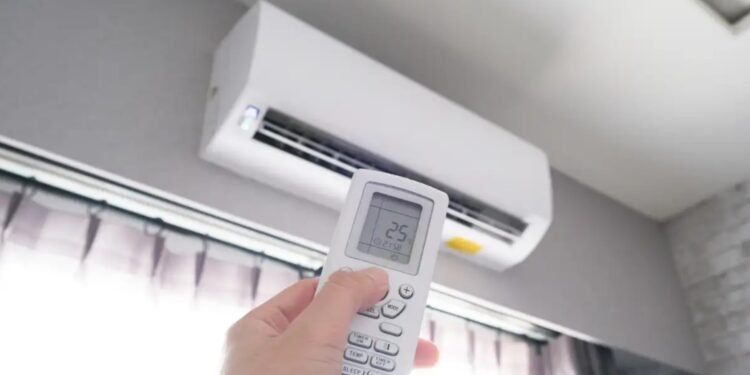 AC room health problems : हर दिन एसी में रह रहे हैं? ये बातें नहीं जानेंगे तो बीमार होना तय है!