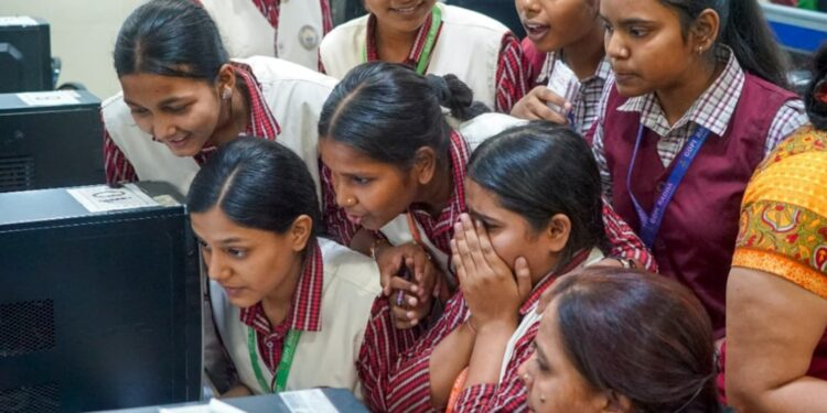 WB Madhyamik Result 2025: अद्रिता सरकार बनीं टॉपर, 700 में से 696 अंक! देखें टॉपर्स की पूरी लिस्ट