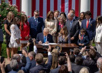 What is Take It Down Act: बिना इजाज़त अश्लील तस्वीरें की शेयरिंग अब पड़ेगी भारी! अमेरिका में आया सख्त कानून ‘Take It Down’