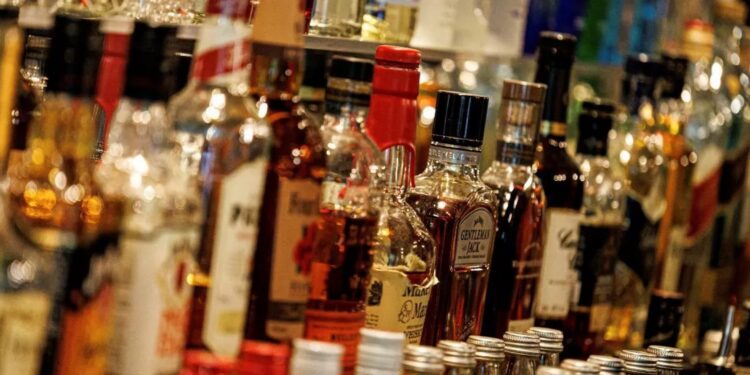 जनआक्रोश के सामने झुकी व्यवस्था: उत्तराखंड में शराब की दुकानों पर लगी रोक और उसके दूरगामी असर