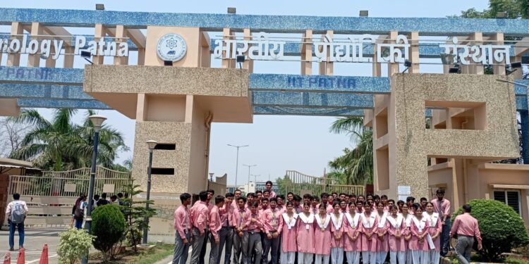 IIT Patna News: IIT पटना पहुँचे सेंट करेंस स्कूल के छात्र! देखिए कैसे बदली सोच और मिला करियर का नया रास्ता