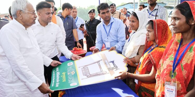 Nitish Kumar Begusarai visit : CM नीतीश ने बेगूसराय में खोला विकास का पिटारा! 64 करोड़ की 107 योजनाओं का लोकार्पण, महिलाओं को दिए खास तोहफे