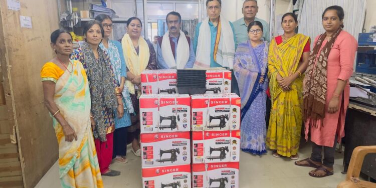 Women Empowerment Bihar: गौरव राय की अनोखी पहल! 224 महिलाओं को दी गई सिलाई मशीन, अब बदल रही है गांव की तस्वीर