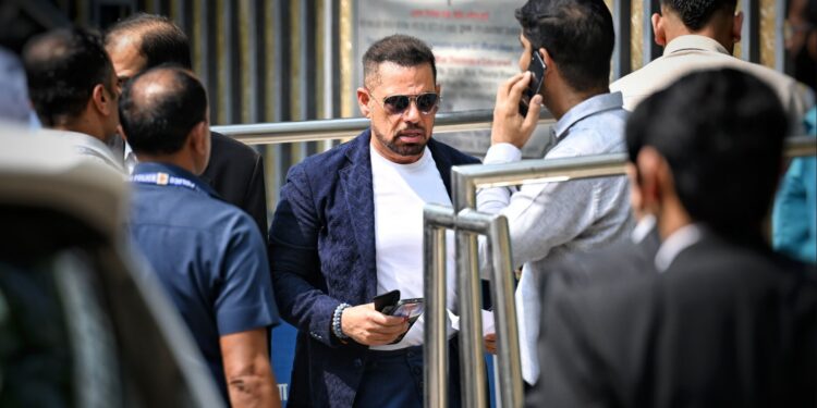 ED Summons Robert Vadra: रॉबर्ट वाड्रा पर फिर ED का शिकंजा! भगोड़े हथियार डीलर से रिश्ते उजागर, लंदन प्रॉपर्टी और 310 करोड़ की जांच में घिरे प्रियंका गांधी के पति