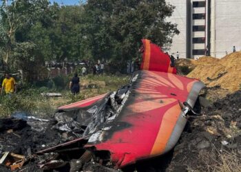 Ahmedabad Plane Crash: अहमदाबाद विमान हादसा: टेकऑफ के सेकंड भर बाद तबाही, 241 मौतें, बचे सिर्फ रमेश विश्वास – PM मोदी पहुंचे मौके पर!