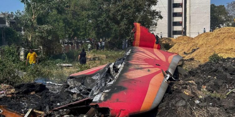 Ahmedabad Plane Crash: अहमदाबाद विमान हादसा: टेकऑफ के सेकंड भर बाद तबाही, 241 मौतें, बचे सिर्फ रमेश विश्वास – PM मोदी पहुंचे मौके पर!