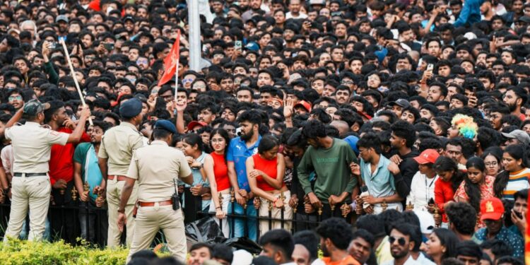 Bengaluru RCB Victory Death: RCB जीत पर मातम! बेंगलुरु भगदड़ में 11 की मौत, सीएम ने दिए सख्त आदेश – पुलिस कमिश्नर समेत कई अफसर सस्पेंड