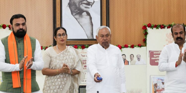 Bihar DBT Transfer News 2025: 62 लाख से ज्यादा लोगों के खाते में पहुँचे 271 करोड़ रुपये, सीएम नीतीश ने बटन दबाकर भेजी राशि!