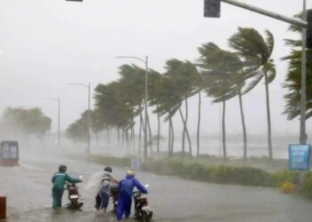 Monsoon Update: तूफानी बारिश से कांपे कई राज्य! IMD का रेड अलर्ट, 70 किमी की रफ्तार से चलेंगी हवाएं