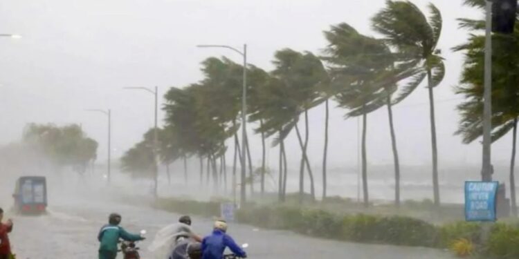Monsoon Update: तूफानी बारिश से कांपे कई राज्य! IMD का रेड अलर्ट, 70 किमी की रफ्तार से चलेंगी हवाएं