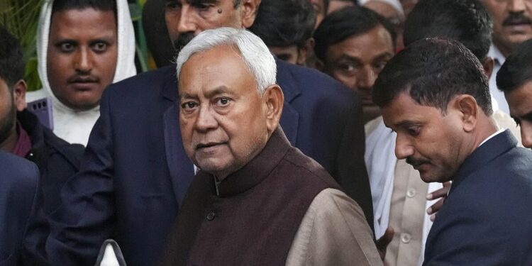 Nitish Kumar vs Opposition: विपक्ष मुद्दाविहीन! नीतीश कुमार की ऑफेंसिव पॉलिटिक्स ने सबको किया चुप, जानिए कैसे