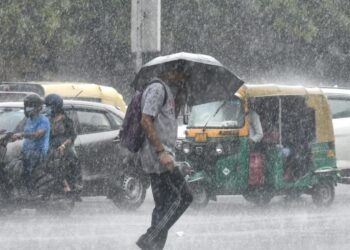 Delhi Weather Update: 9 दिन पहले पहुंचा मानसून, भारी बारिश से बदला मौसम का मिजाज, इन राज्यों में रेड अलर्ट जारी!